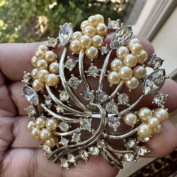 VTG Brooch Pin‎ 2 3/8" Flower Bouquet Crystal Faux Pearls Gold Plate Signed MCM - Picture 1 of 9